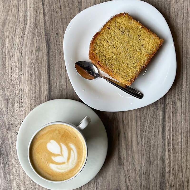 Capuchino y torta de Panadería El Coquito